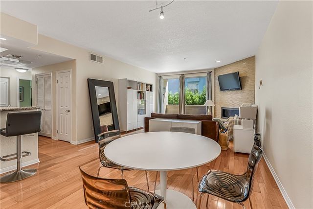16940 Chatsworth Street # 211, Granada Hills
