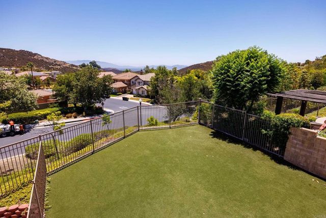 27002 Red Maple, Murrieta