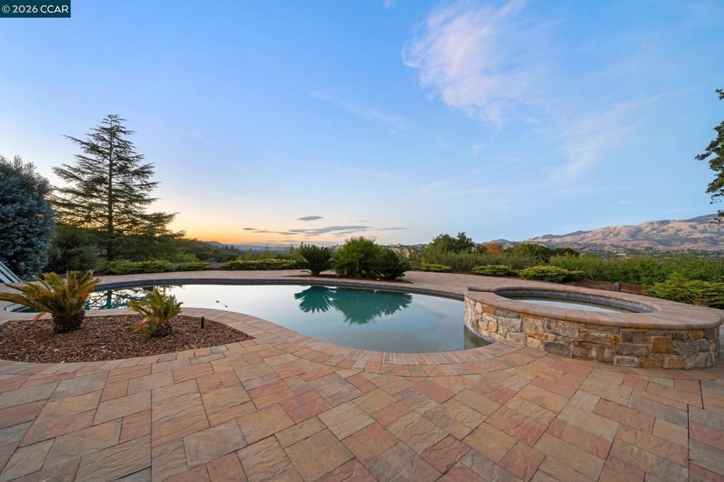 300 Oak View Ter, Danville