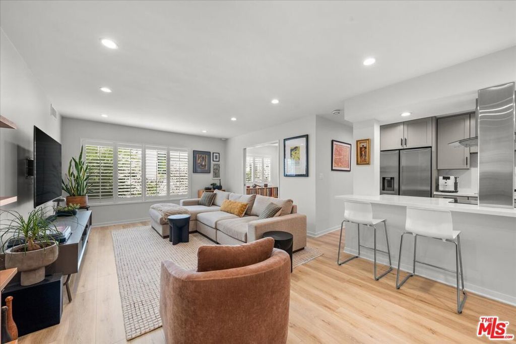 1045 N Kings Road # 204, West Hollywood