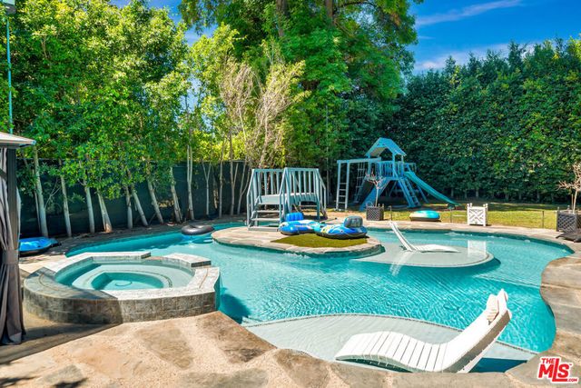 5923 N Corbin Avenue, Tarzana