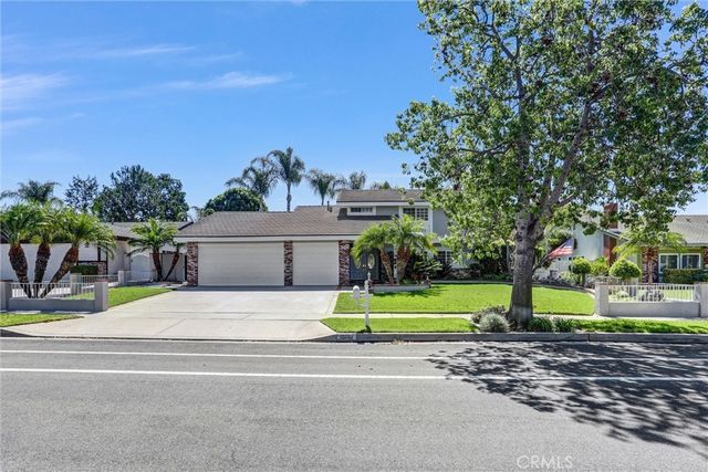 1027 Country Club, Corona