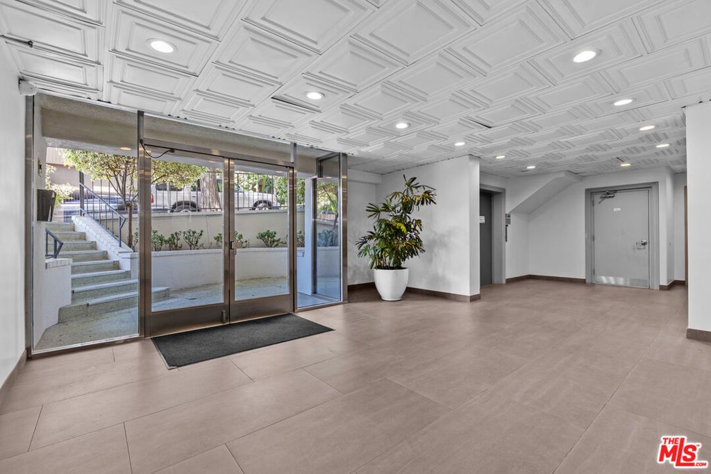 960 Larrabee Street # 328, West Hollywood