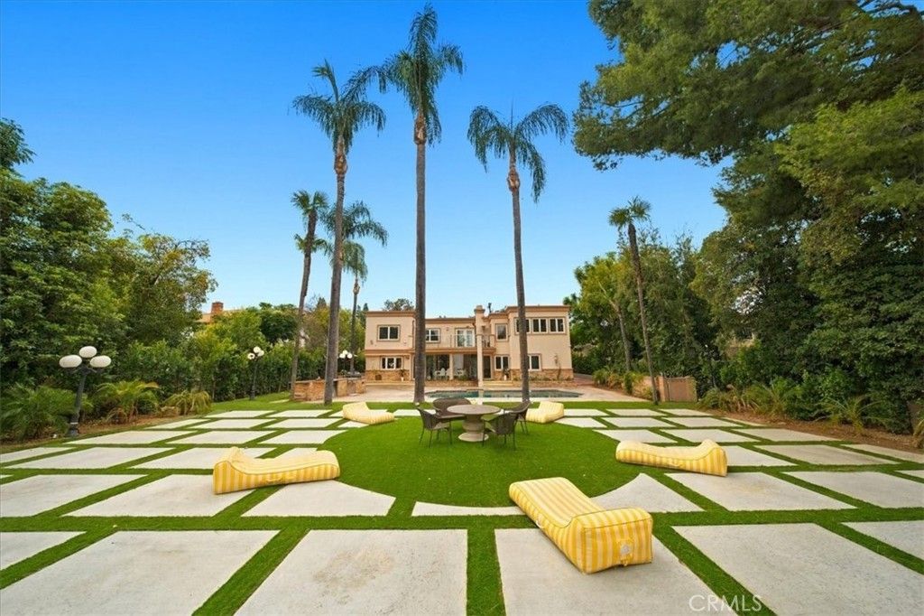 5320 Louise Avenue, Encino