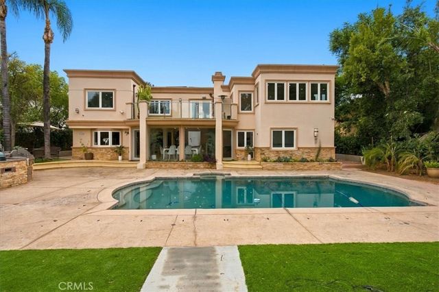5320 Louise Avenue, Encino