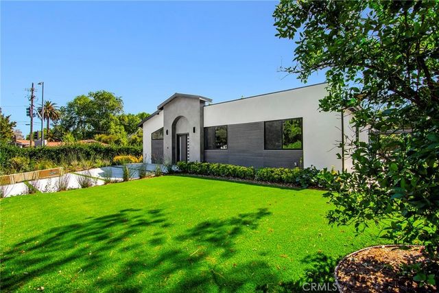 20100 Hatteras Street, Woodland Hills