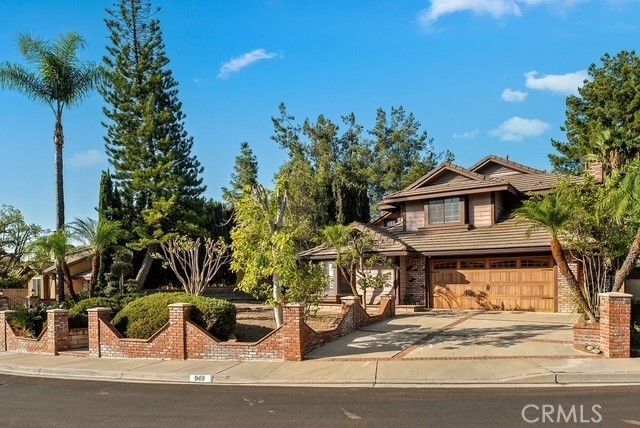 949 Fontes, Walnut