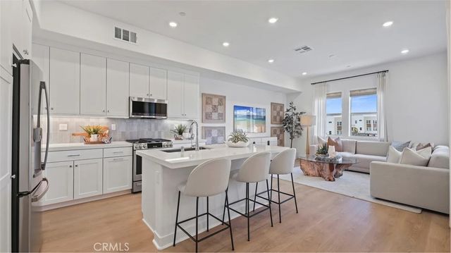 1298 Hummingbird Place, Montebello
