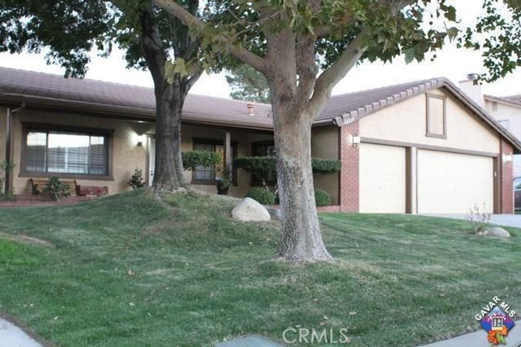 42220 Woodstone, Lancaster