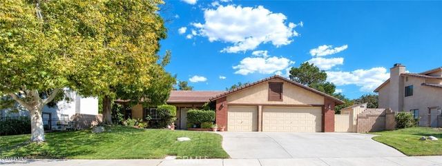 42220 Woodstone, Lancaster
