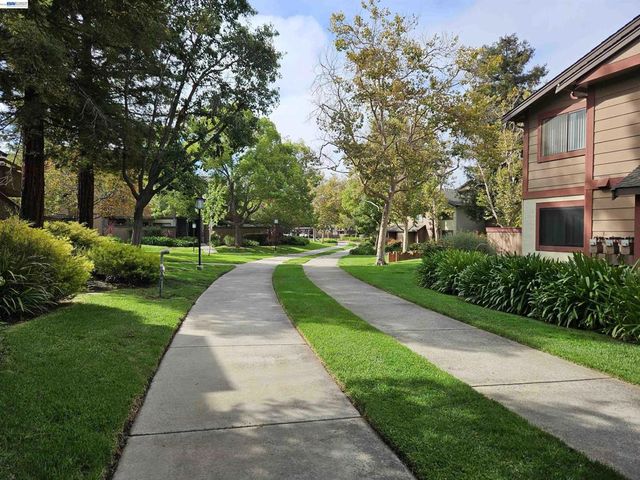 247 E Warren Cmn, Fremont