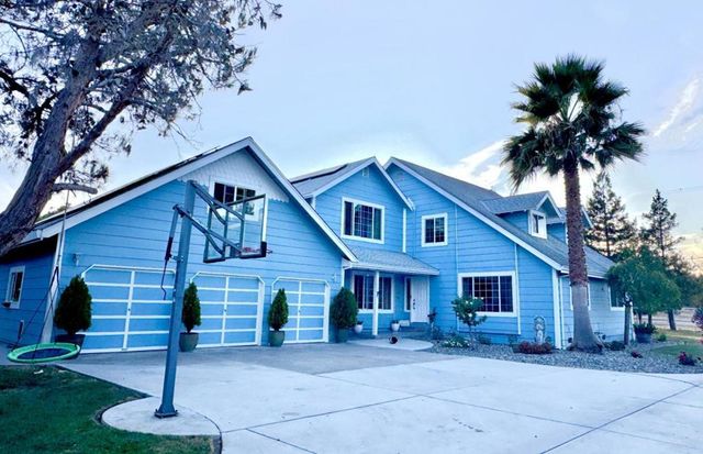 90 Adrian Dr, Hollister