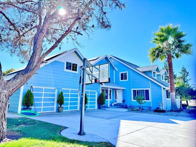 90 Adrian Dr, Hollister