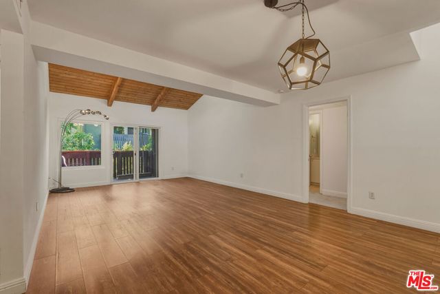 18350 Hatteras Street # 250, Tarzana