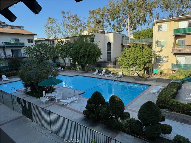 5460 White Oak, Encino