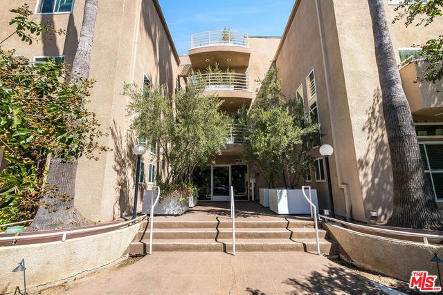 10629 Woodbridge Street # 311, Toluca Lake