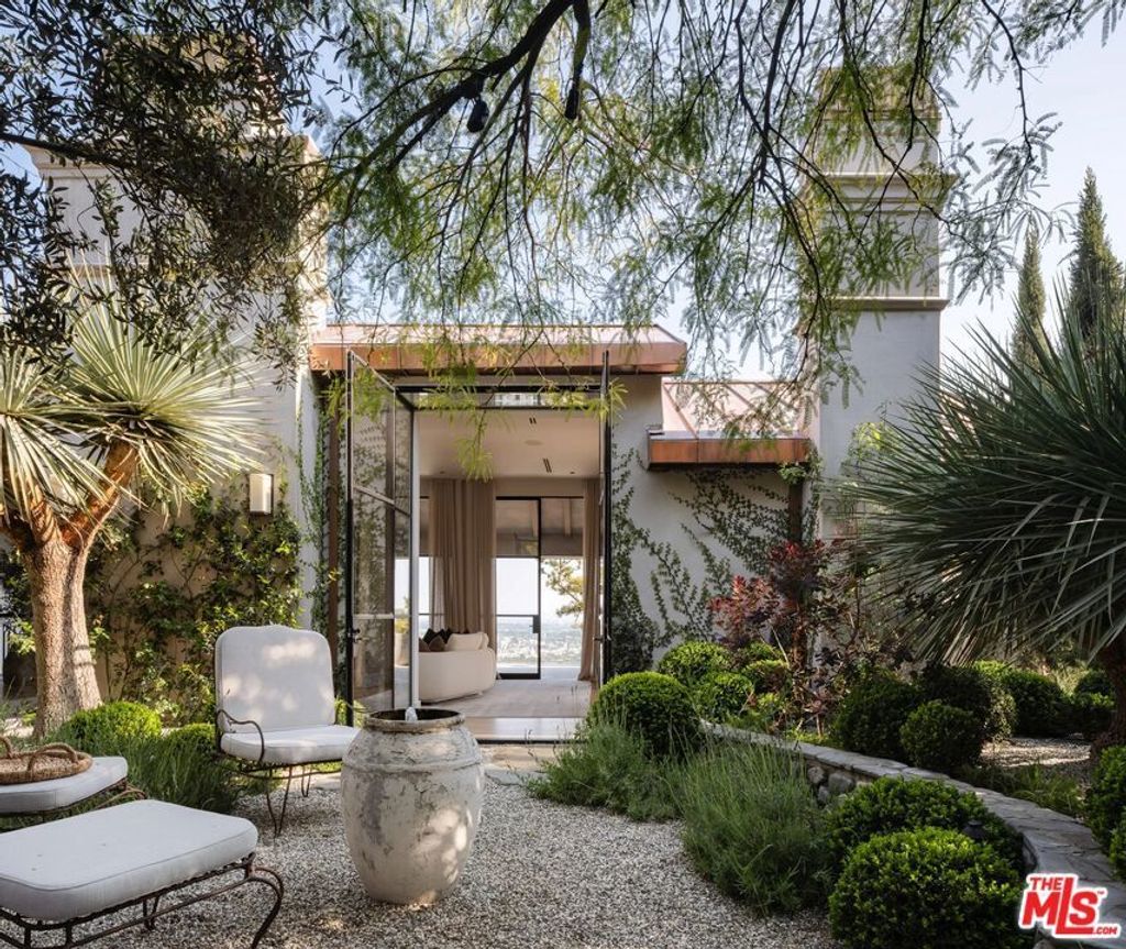 9360 Readcrest Drive, Beverly Hills