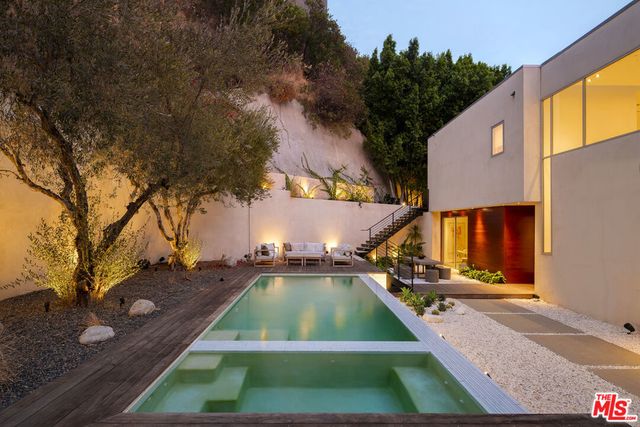1700 Queens Court, Los Angeles