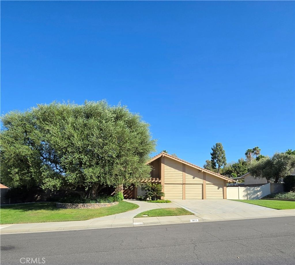 5872 Shaker, Riverside