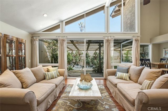 5872 Shaker, Riverside
