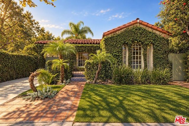 8215 Clinton Street, Los Angeles