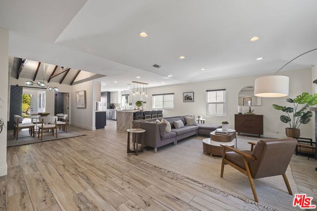 11023 Kling Street, Toluca Lake