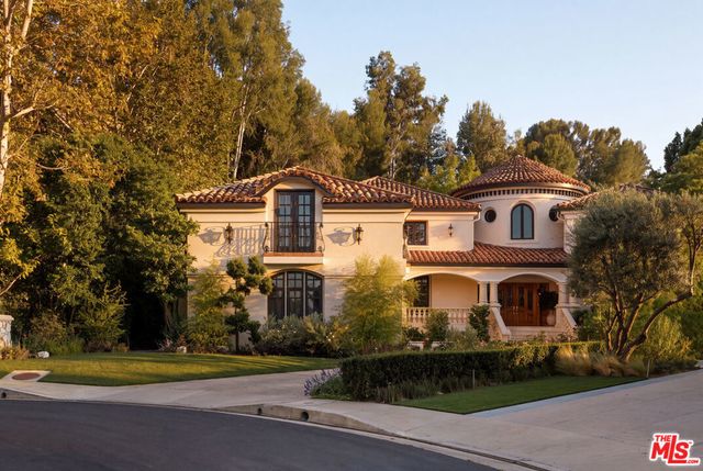 3829 Hayvenhurst Drive, Los Angeles