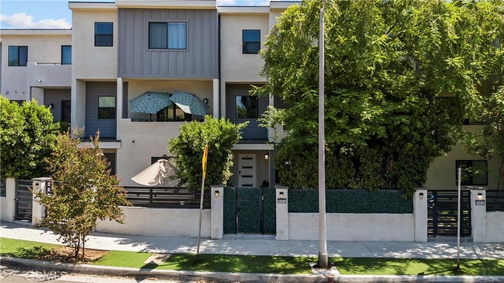 8404 Woodley Place, North Hills