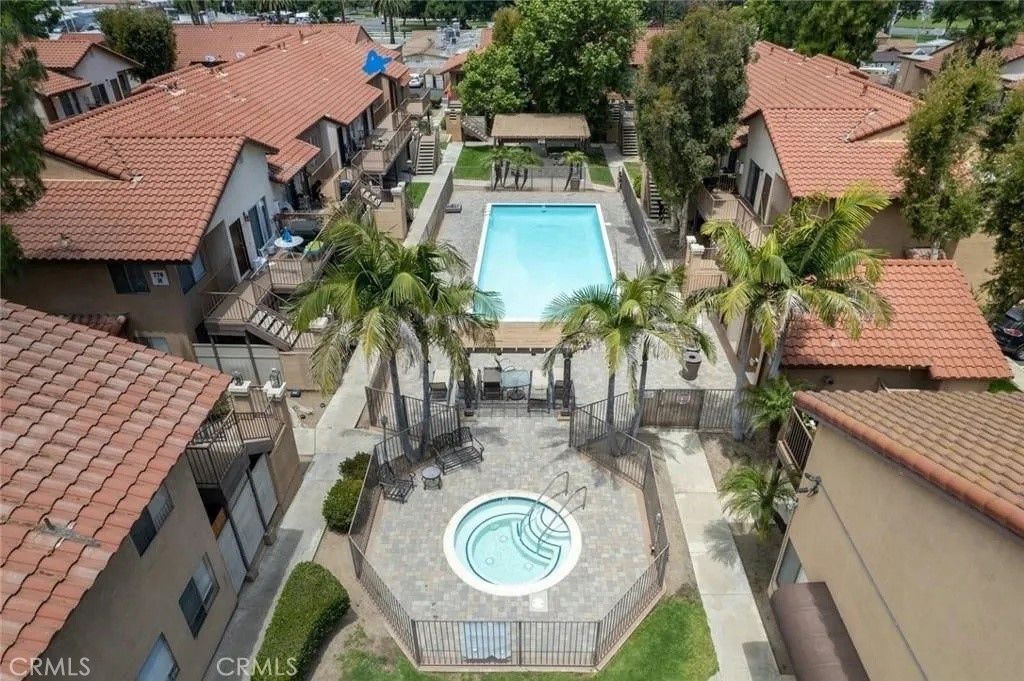 768 La Tierra, Corona