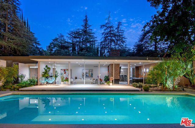 5000 Queen Victoria Road, Woodland Hills