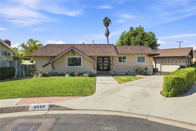 9654 La Reina, Downey