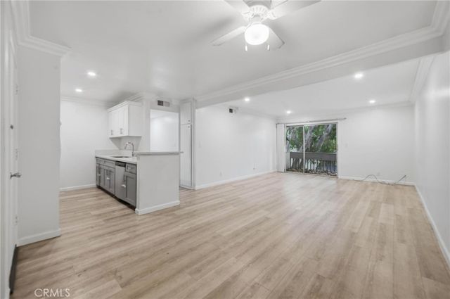 18620 Hatteras Street # 206, Tarzana