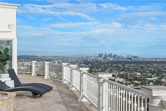 8527 Hedges Way, Los Angeles