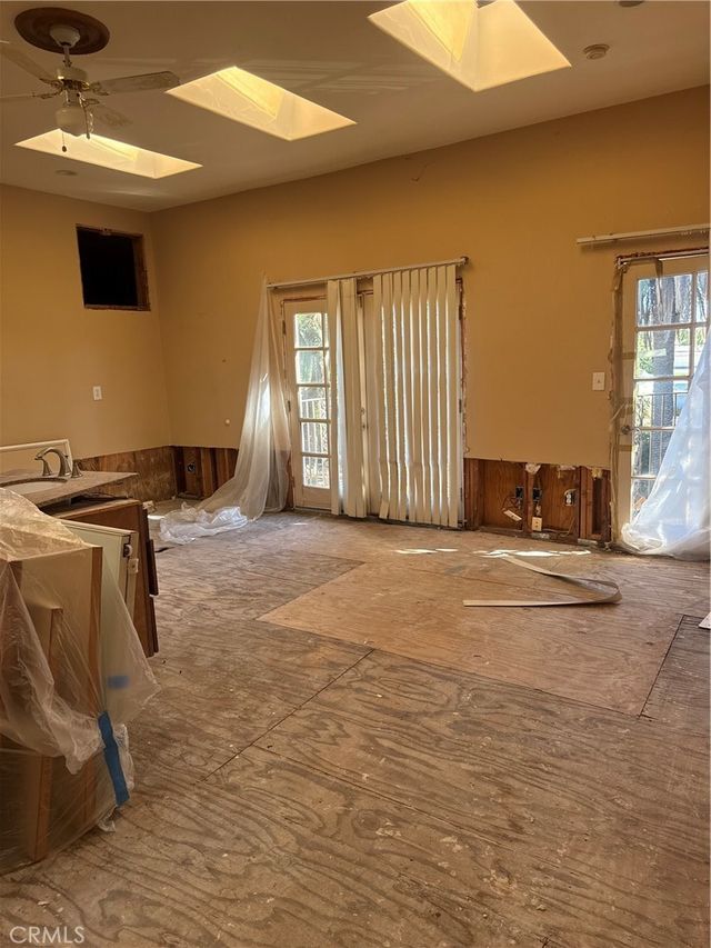 15941 Parthenia, North Hills