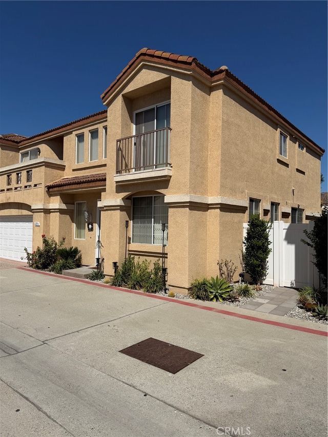 123 E 220th, Carson