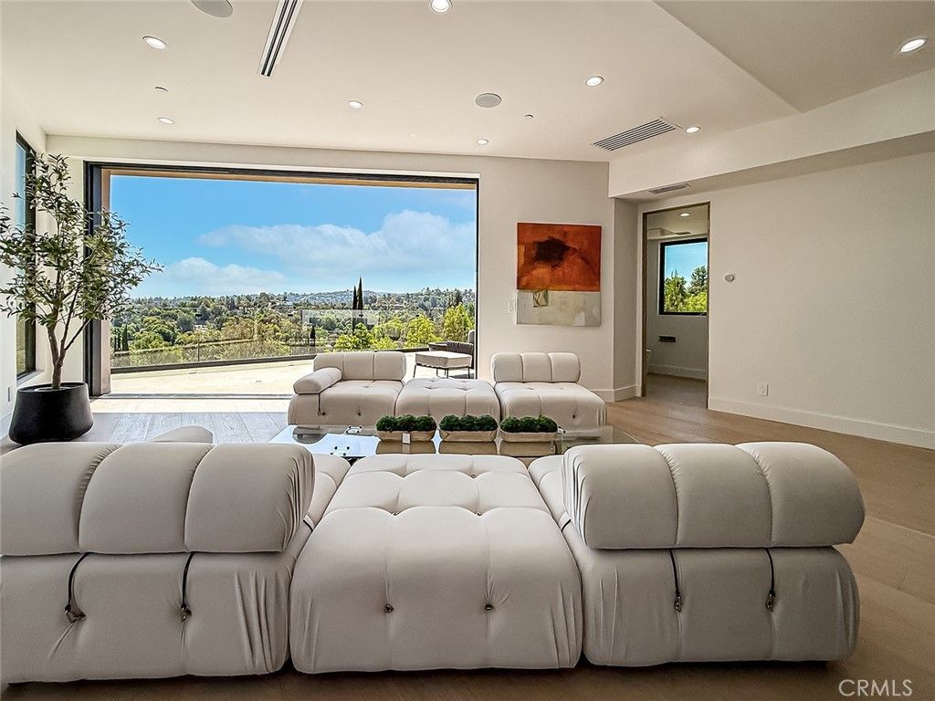 5130 Medina, Woodland Hills
