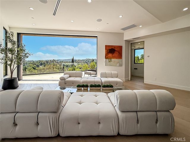 5130 Medina, Woodland Hills