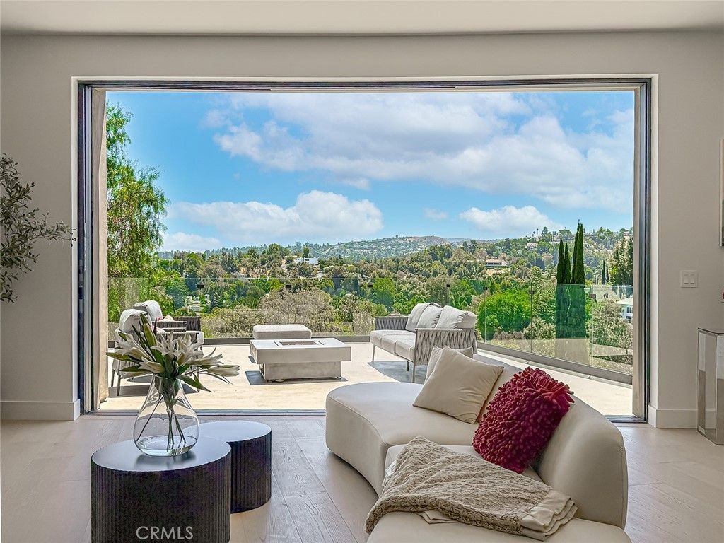 5134 Medina, Woodland Hills