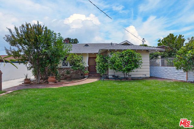 23036 Victory Boulevard, Woodland Hills
