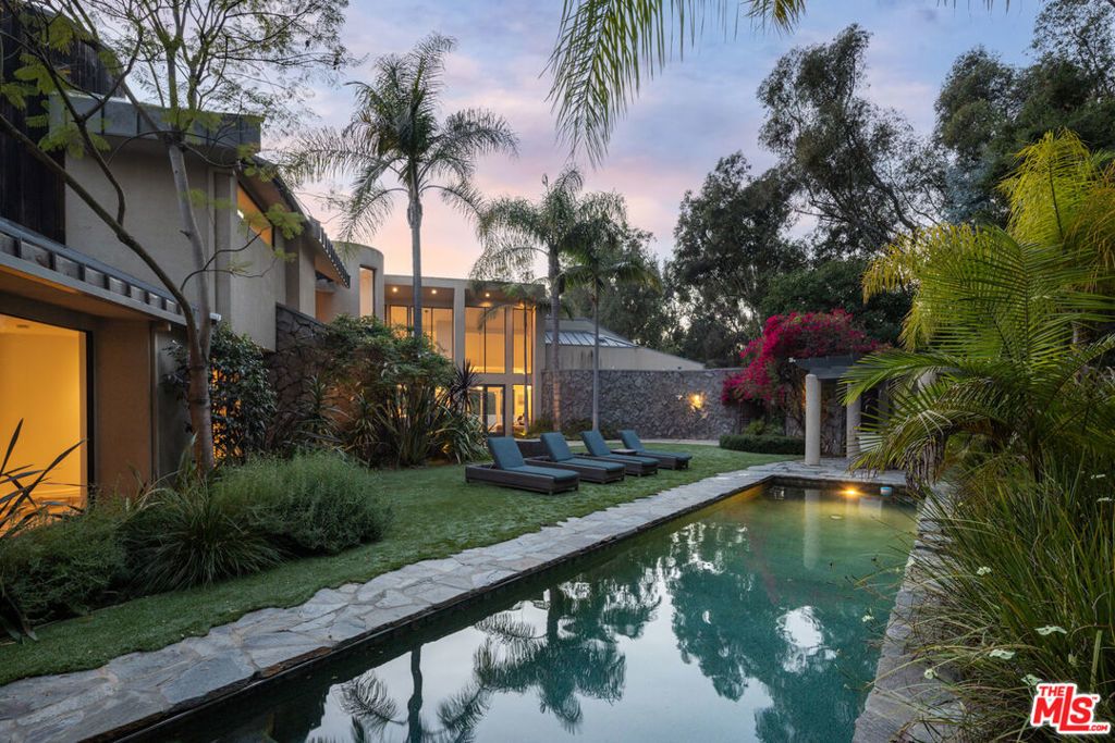 1060 E Oakmont Drive, Los Angeles
