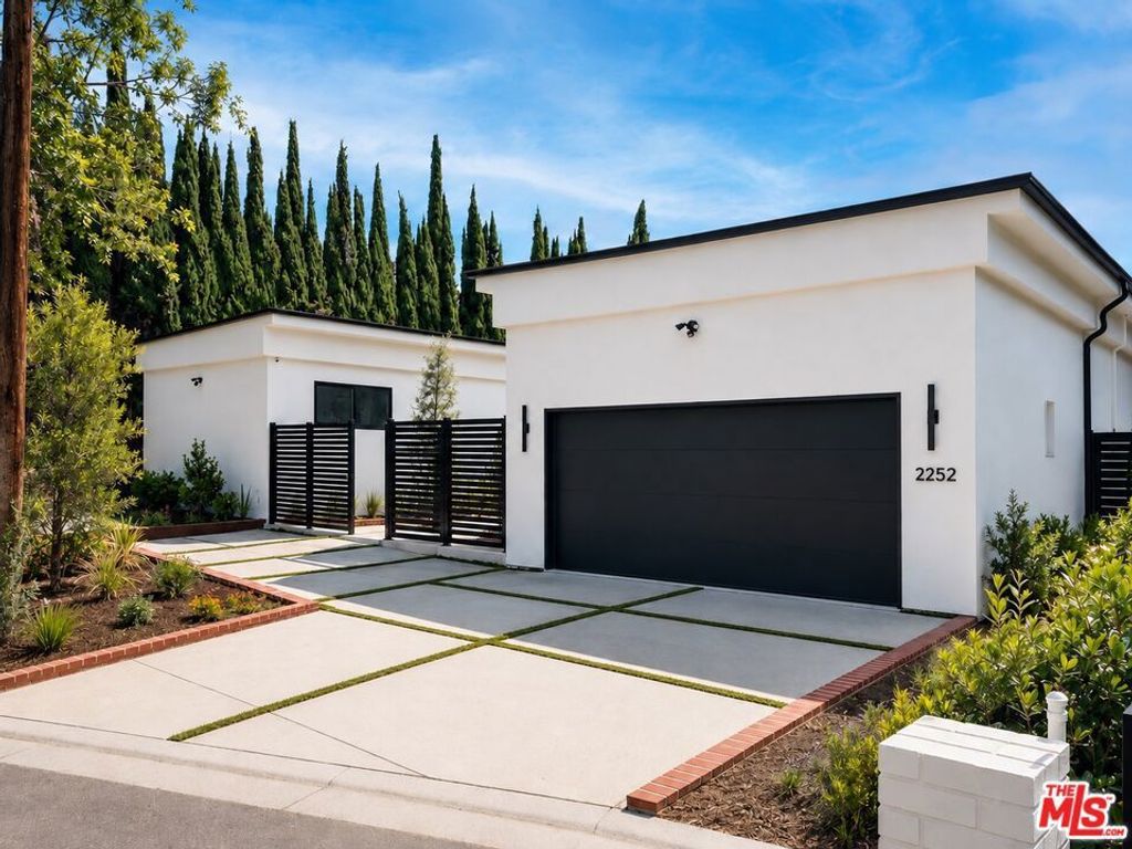 2252 Gloaming Way, Los Angeles