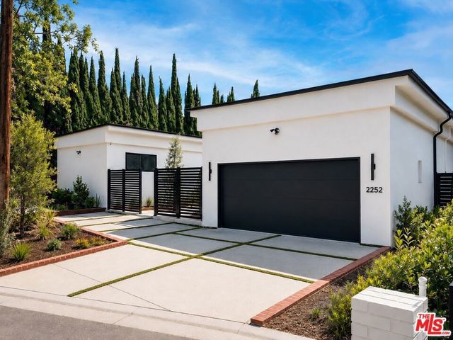2252 Gloaming Way, Los Angeles