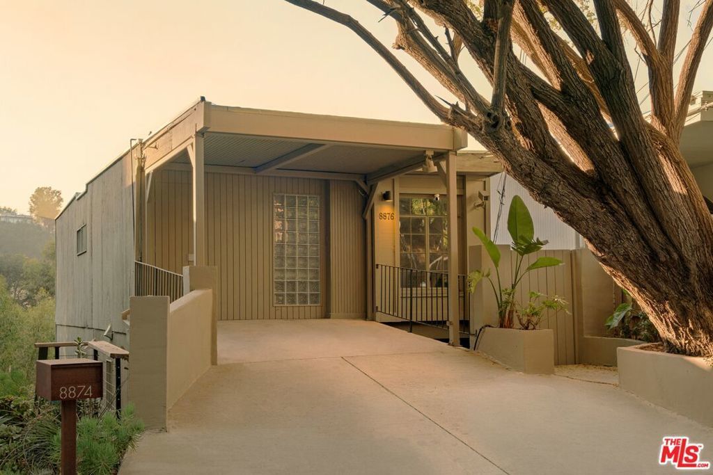 8876 Lookout Mountain Avenue, Los Angeles