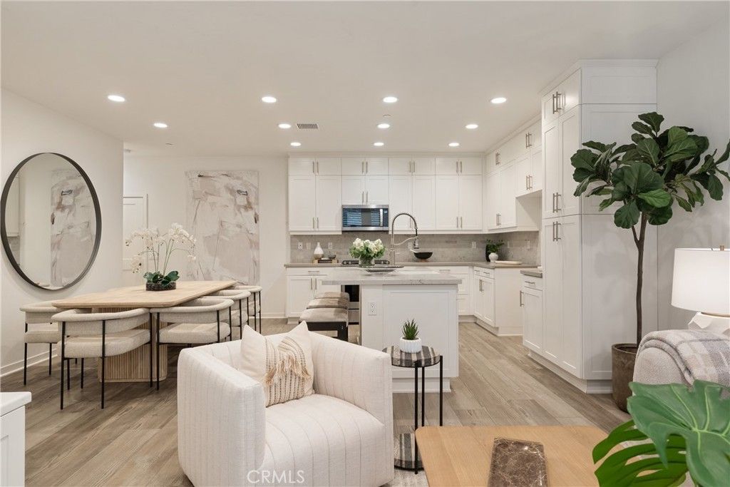 118 High Meadow, Lake Forest