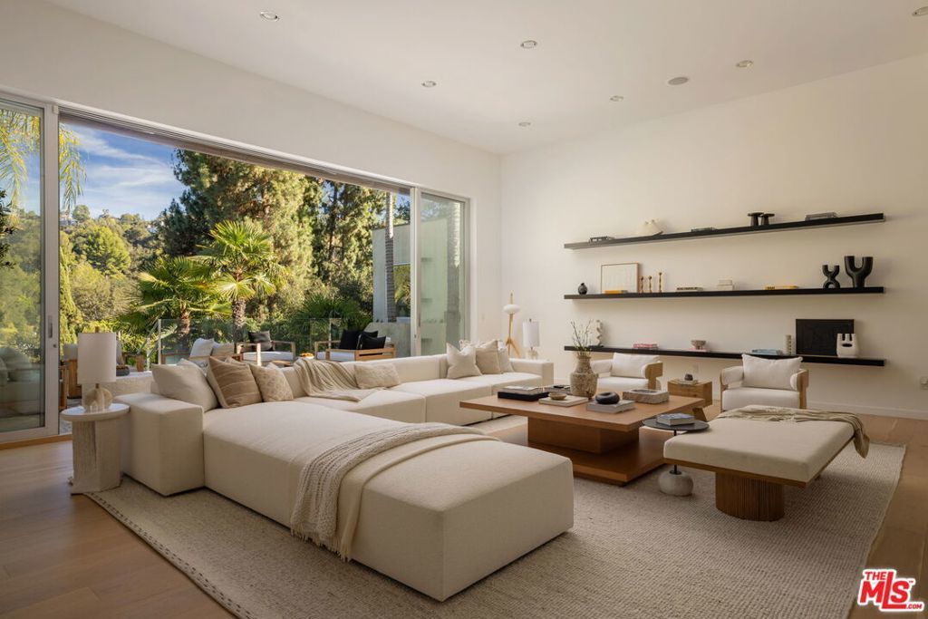 2731 Hutton Drive, Los Angeles