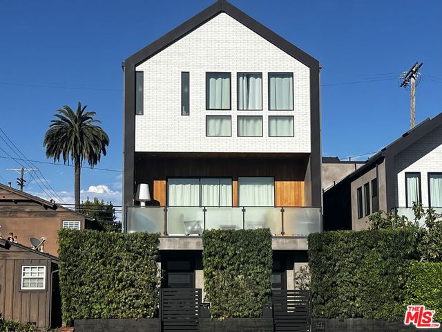 2606 S Barrington Avenue, Los Angeles