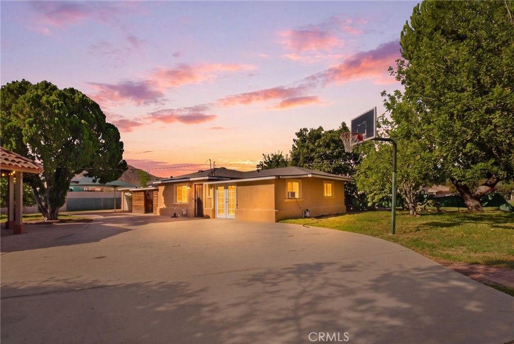 17651 Santa Ana, Bloomington