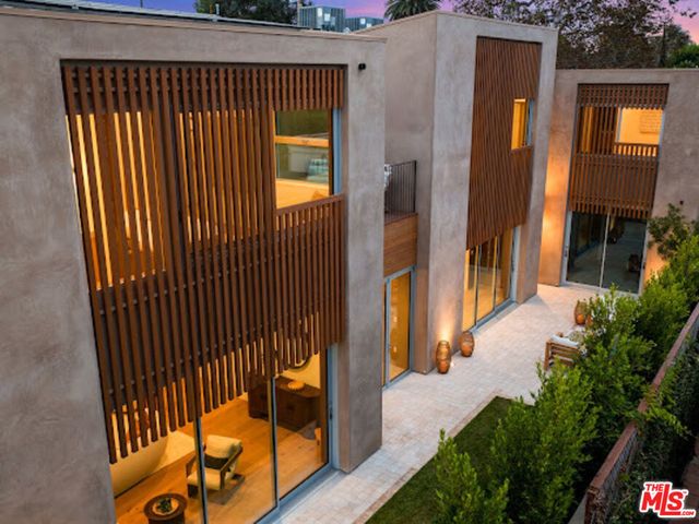 2132 Walnut Avenue, Venice