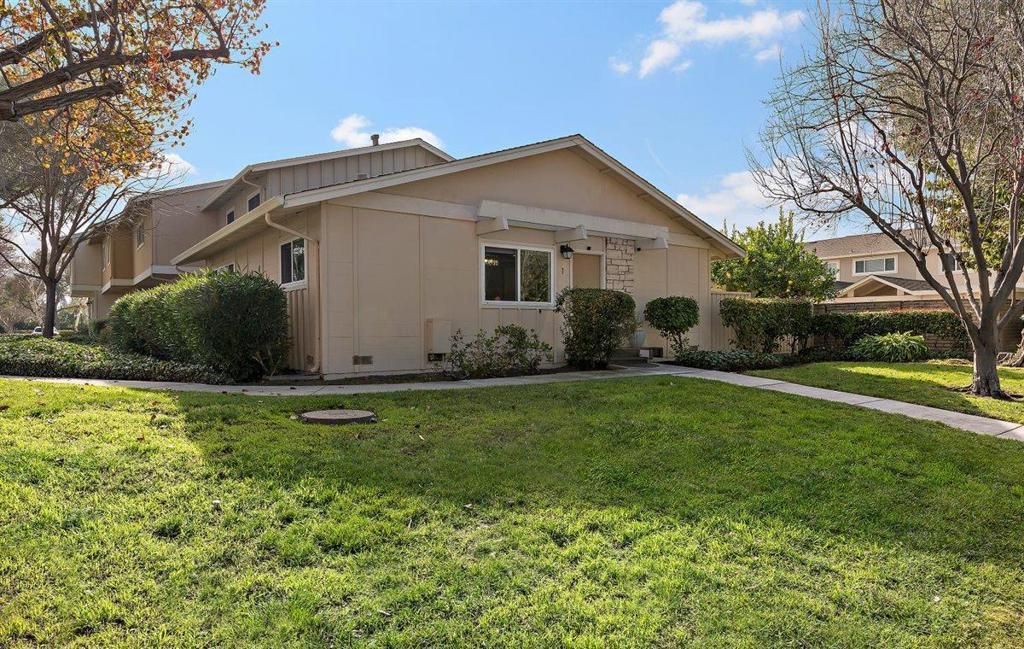 1 Comstock Queen Court, Mountain View
