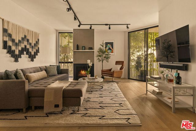 1230 N Sweetzer Avenue # 204, West Hollywood